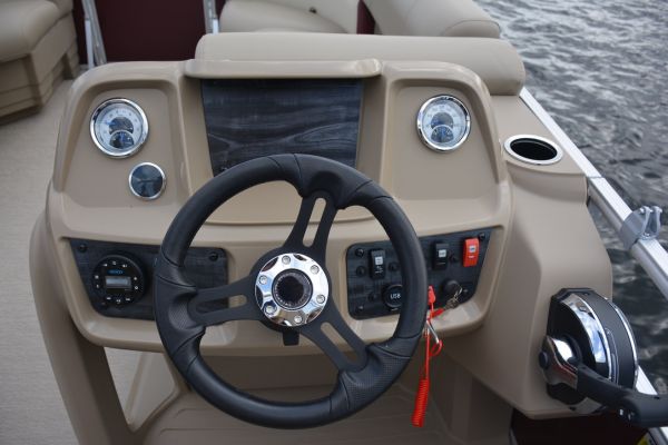 Starcraft Pontoon LX 20 F steering wheel