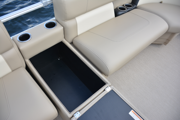 Starcraft Pontoon LX 16 R table and drink holders