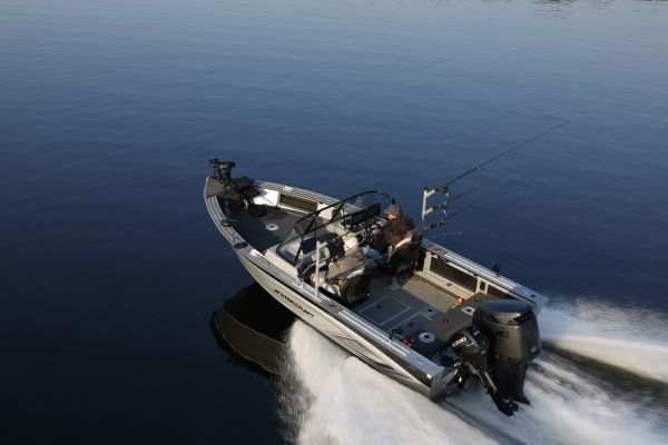 Starcraft STX 2050 on the water Fishing boat