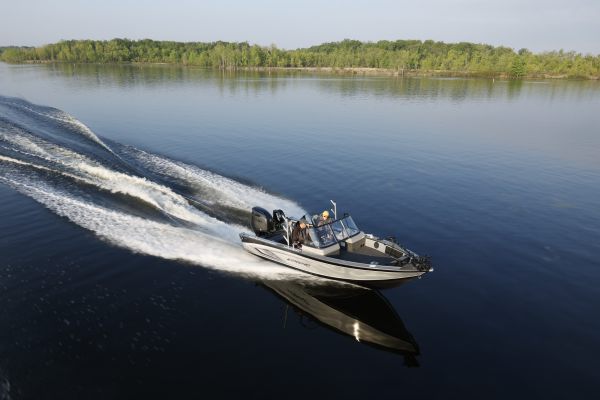 Starcraft STX 2050 on the water Fishing boat