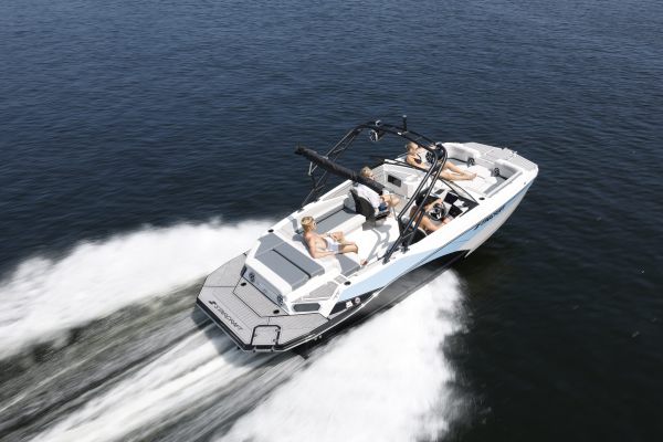 Starcraft Marine Fiberglass Deckboat SVX 230 IO