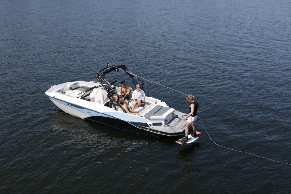 Starcraft Marine Fiberglass Deckboat SVX 230 IO