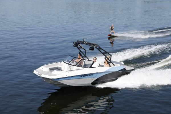 Starcraft Marine Fiberglass Deckboat SVX 230 IO