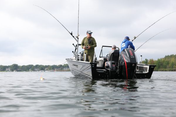 STX 2050 Fishing on the water