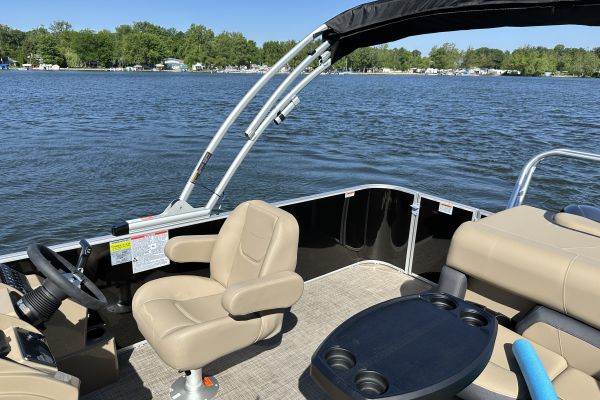 Starcraft EX 20 C Pontoon Boat