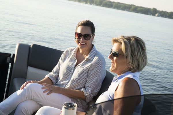 Starcraft Pontoon MX 25 C DC women enjoying an evening boat ride