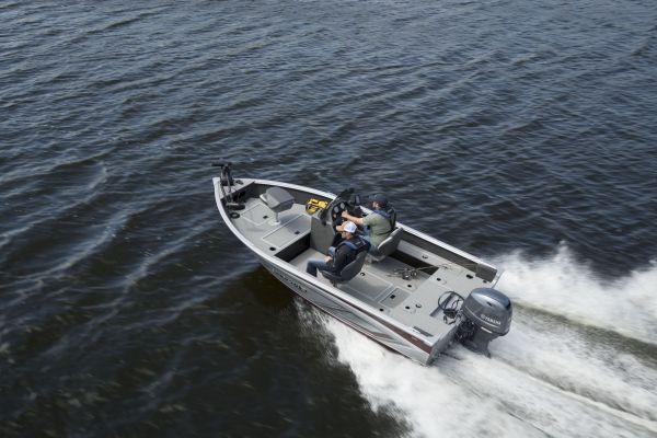 Starcraft Stealth 166 SC on the water