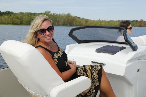 Starcraft Pontoon SX 25 C DC woman in a captain's chair