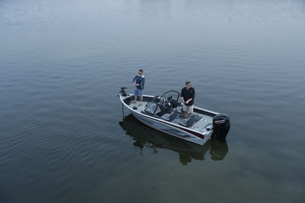 Starcraft Stealth 166 DC on the water