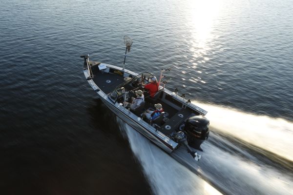 Starcraft STX 2050 on the water Fishing boat
