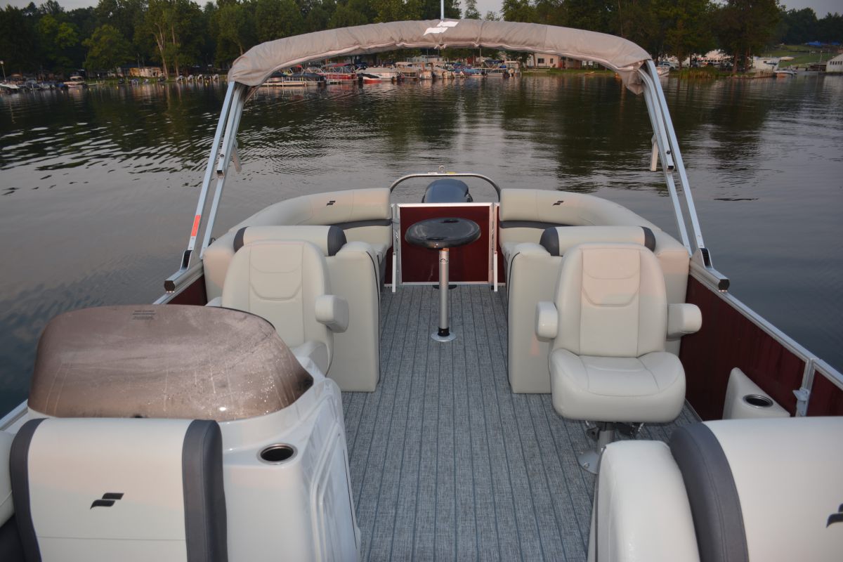 Starcraft Pontoon EX 22 R looking towards bimini