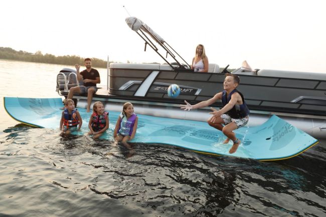 Starcraft Pontoon EXS 5 family enjoying a swim pad