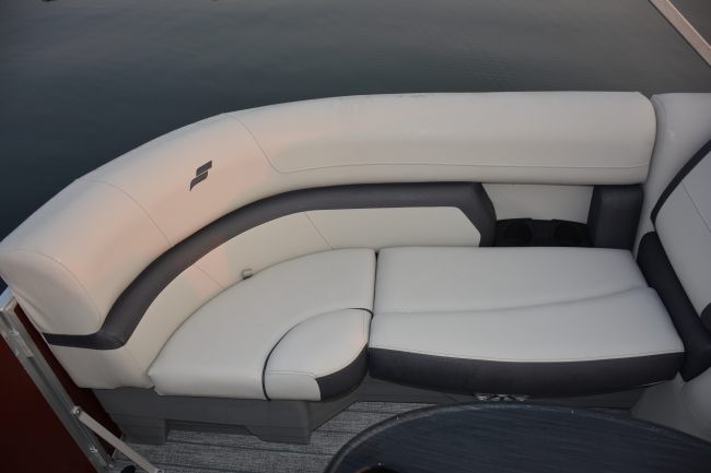Starcraft Pontoon EX 22 R seating area