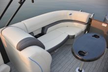 Starcraft Pontoon EXS 5 bench seating, table