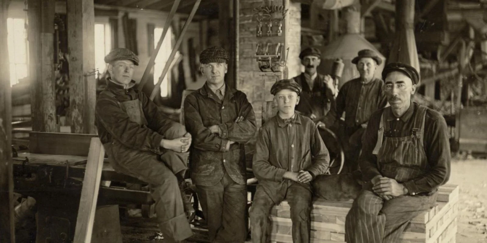 Image vintage d’ouvriers dans l’usine de bateaux originale.